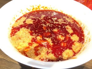 広島つけ麺の真っ赤で冷たいスープ