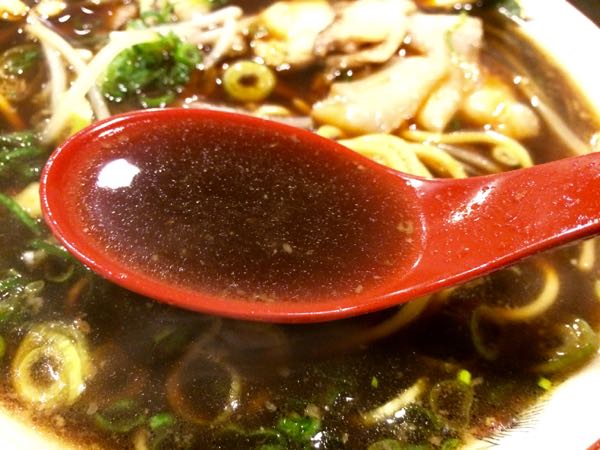 中華そばの真っ黒スープをすすります･･･