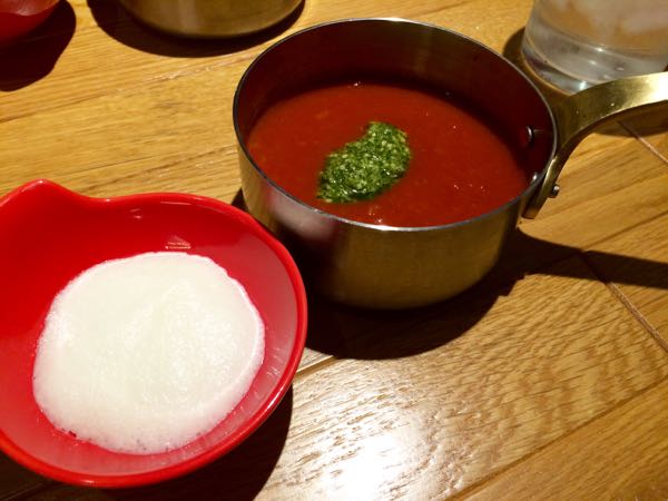 kiteretsu食堂。ミートソースと泡チーズ